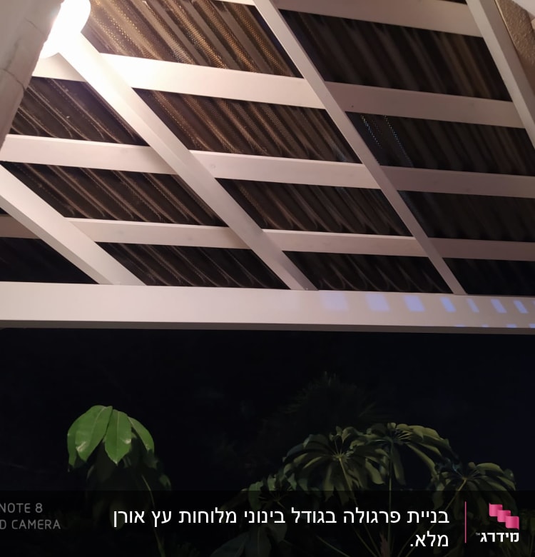 גג עץ עם קורות לבנות ותאורה